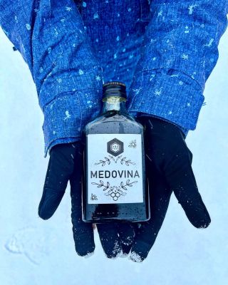 “Venku mrzne, až to praští, ale my máme svůj tajný recept na zahřátí! 🔥🍯 Medovina nejen skvěle chutná, ale i příjemně...