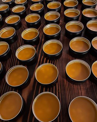 Hurá 🙌 máme naskladněno, naše zázračná mastička je zde! Ufff není to vůbec lehké jich tolik vyrobit ale za kvalitu ručíme...